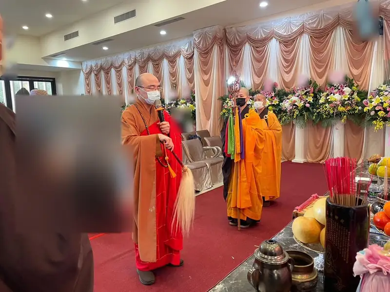 佛教告別式中法師誦經的儀式現場（天華國際禮儀服務案例）